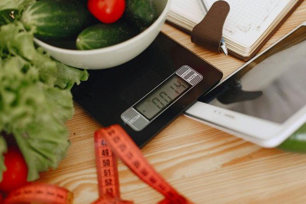 Quels sont les avantages des régimes riches en fibres solubles pour la perte de poids et la digestion?