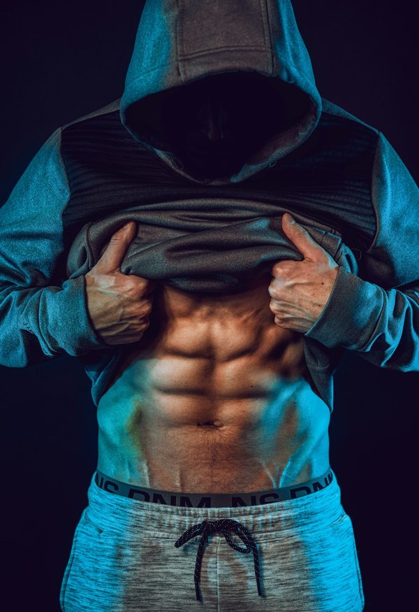 Comment les seniors peuvent-ils intégrer des exercices de renforcement des muscles abdominaux pour améliorer leur posture ?