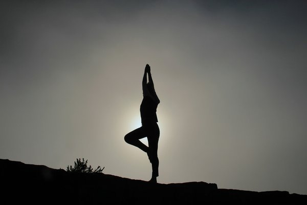 Quels sont les bienfaits des séances de yoga sur chaise pour les seniors avec mobilité réduite ?